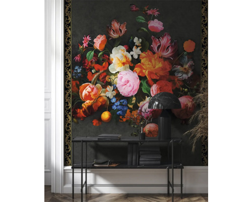 Woonkamer met bloemenbehang, console, lamp en stapel boeken