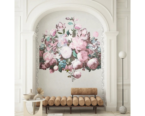 Wand met bloemenpatroon, bank, tafel en staande lamp in een lichte ruimte