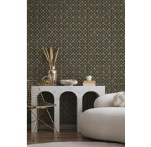 Decoratief behang met kronen-, ruiten- en letterpatroon in een woonkamer