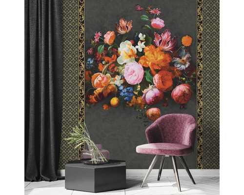 Decoratieve woonkamer met bloemenwand, fauteuil en bijzettafel