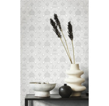 Close-up van een stijlvol interieur met patroonbehang, een schaal, een vaas en decoratieve elementen op een plank