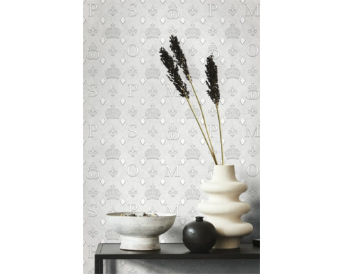 Close-up van een stijlvol interieur met patroonbehang, een schaal, een vaas en decoratieve elementen op een plank