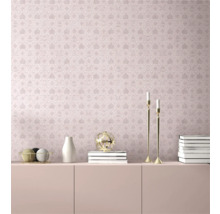 Kamerweergave met roze motiefbehang met kronen, letters en ruiten