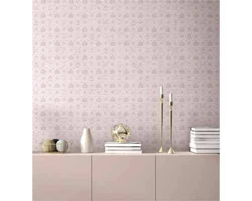 Kamerweergave met roze motiefbehang met kronen, letters en ruiten