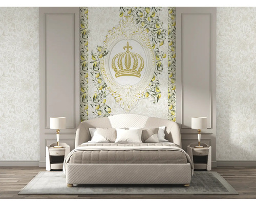 Slaapkamer met bed, nachtkastjes en bloemrijk behang met kroonmotief