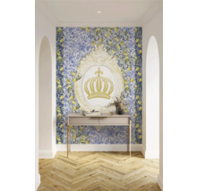 Hal met behang met citroenpatroon, console en decoratie