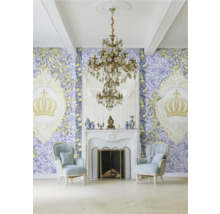 Woonkamer met behang, open haard, kroonluchter en fauteuils