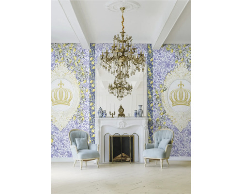 Woonkamer met behang, open haard, kroonluchter en fauteuils