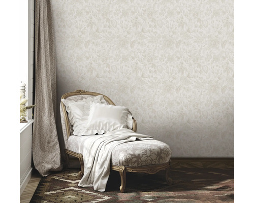 Scene met beige bloemenbehang, ligstoel met kussens en deken, en gordijn