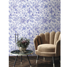 Interieurscène met bloemenbehang, fauteuil en bijzettafel