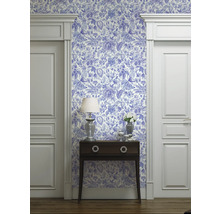 Kamerweergave met blauw-wit patroonbehang, ladekast, lamp en deurkozijnen