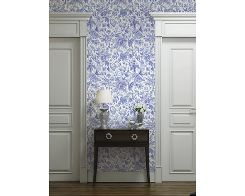 Kamerweergave met blauw-wit patroonbehang, ladekast, lamp en deurkozijnen