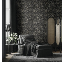 Woonkamer met chaise longue, kamerscherm en bloemenbehang