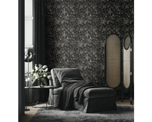 Woonkamer met chaise longue, kamerscherm en bloemenbehang