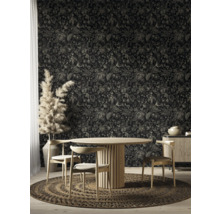 Eetkamer met bloemenbehang, houten tafel, stoelen en rond vloerkleed