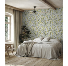 Slaapkamer met bed, raam, gordijnen en behang met citroenmotief