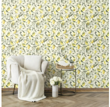 Gedecoreerde kamer met behang met citroen- en olijfmotief, fauteuil en bijzettafel.