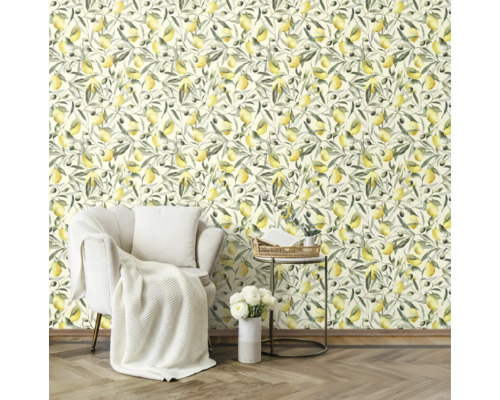 Gedecoreerde kamer met behang met citroen- en olijfmotief, fauteuil en bijzettafel.