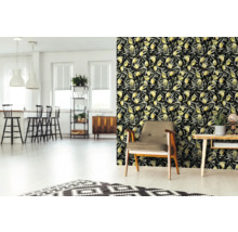 Woonkamer met citroenpatroon behang, fauteuil en decoratie