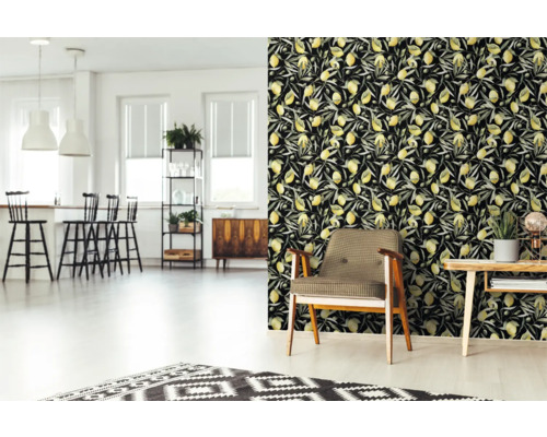 Woonkamer met citroenpatroon behang, fauteuil en decoratie