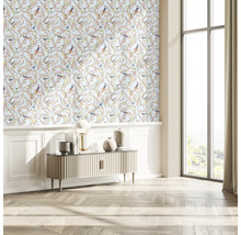 Decoratieve woonkamer met behang met vogelmotief, dressoir en groot raam