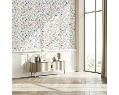 Decoratieve woonkamer met behang met vogelmotief, dressoir en groot raam