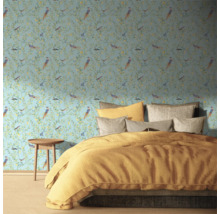 Slaapkamer met patroonbehang met vogel- en plantmotieven