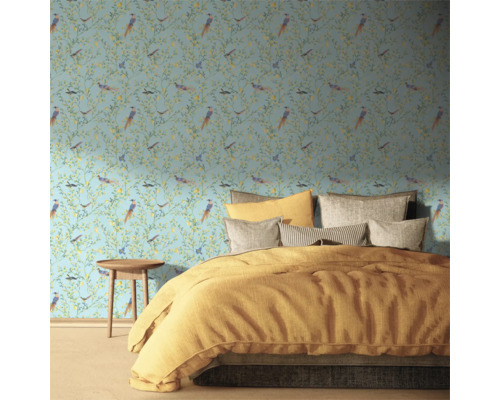 Slaapkamer met patroonbehang met vogel- en plantmotieven