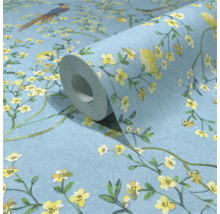 Een rol behang met vogel- en bloemmotief.