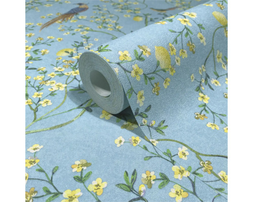 Een rol behang met vogel- en bloemmotief.