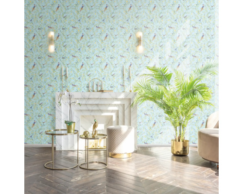 Woonkamer met behangmotief, open haard, bijzettafels en kamerplant