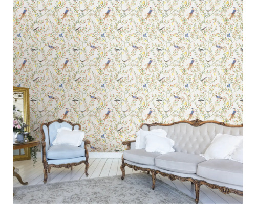 Licht, vriendelijk interieur met bloemenbehang met vogels, bank en fauteuil