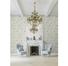 Klassieke woonkamer met behang met vogelmotief, open haard, spiegel en kristallen kroonluchter