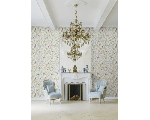 Klassieke woonkamer met behang met vogelmotief, open haard, spiegel en kristallen kroonluchter