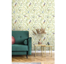 Kamerweergave met groene fluwelen bank, gouden bijzettafel en behang met vogelmotief