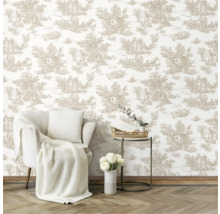 Scene met een fauteuil, een bijzettafel en behang met een landschapsmotief