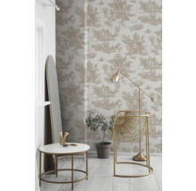 Woonkamer met behang in toile-de-jouy-stijl, staande lamp, bijzettafel, stoel en spiegel