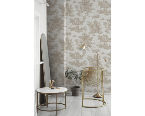 Woonkamer met behang in toile-de-jouy-stijl, staande lamp, bijzettafel, stoel en spiegel