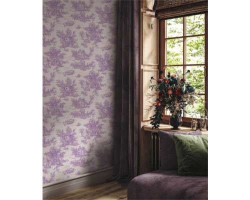 Kamerweergave met behang met landschapspatroon en raam met decoratie