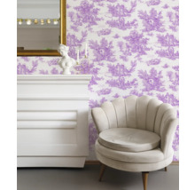 Decoratief interieur met fauteuil, commode, spiegel en behang met patronen