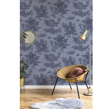 Woonkamer met decoratief behang met landelijk motief, fauteuil en staande lamp