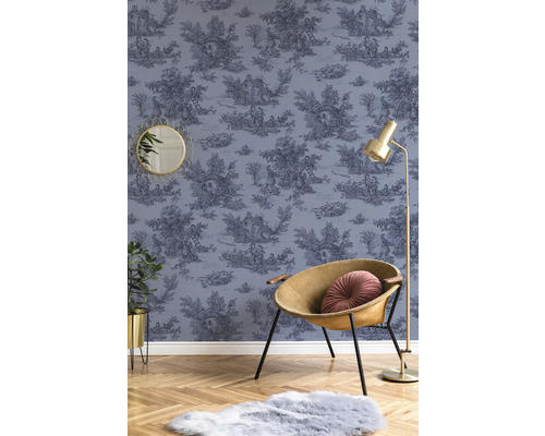Woonkamer met decoratief behang met landelijk motief, fauteuil en staande lamp