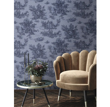 Decoratieve woonkamer met behang, fauteuil en bijzettafel.