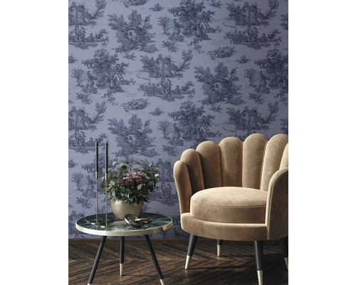 Decoratieve woonkamer met behang, fauteuil en bijzettafel.