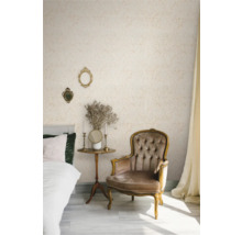 Kameroverzicht met patroonbehang, stoel en bijzettafel