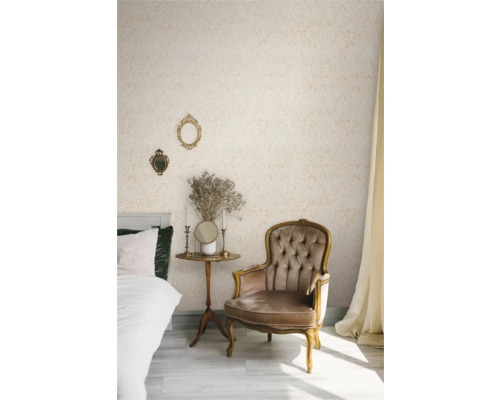 Kameroverzicht met patroonbehang, stoel en bijzettafel