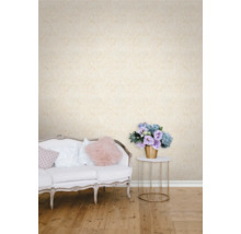 Woonkamer met bank, bijzettafel en behang met patroon