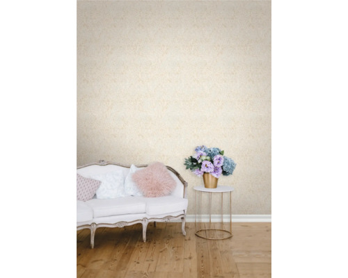 Woonkamer met bank, bijzettafel en behang met patroon