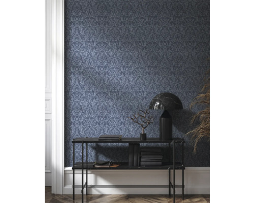 Kamerweergave met donker behang met patroon, console, lamp en decoratie