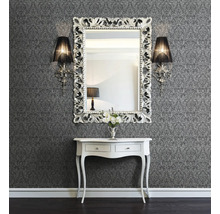 Wanddecoratie met behang met patroon, spiegel met sierlijst, wandlampen en console